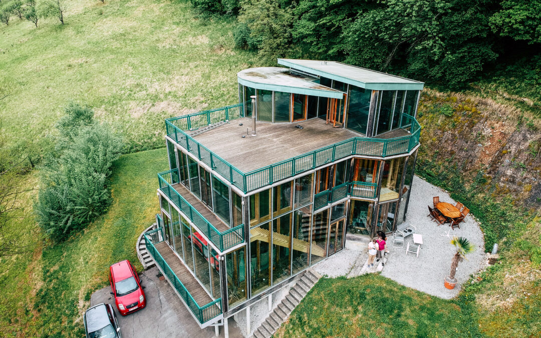 Maison Verrière, bioclimatique ; température intérieure régulée par des serres